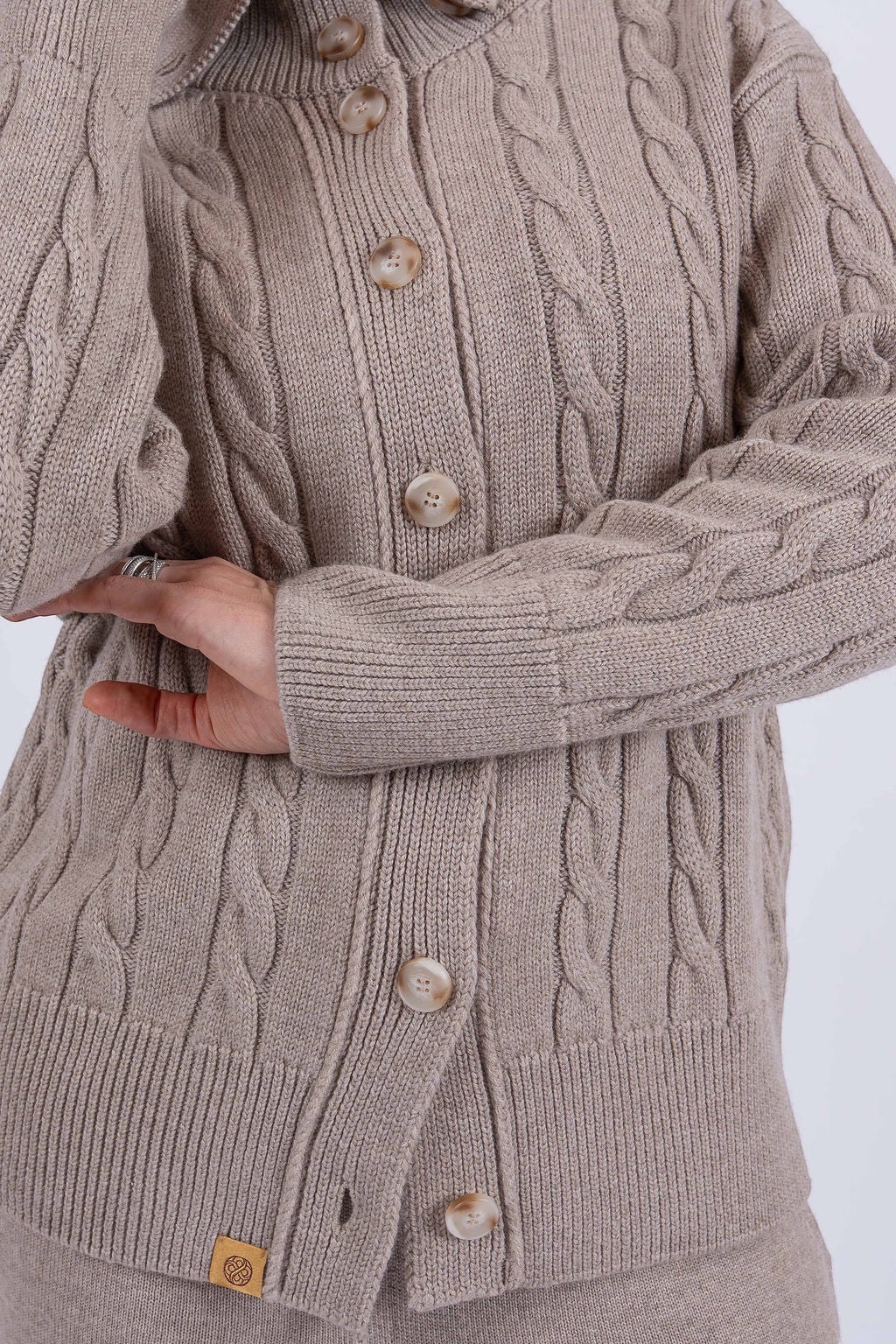 Женский кардиган rukav.clothing цвета серо-бежевый из кашемировой шерсти с воротником-стойкой и узором косы