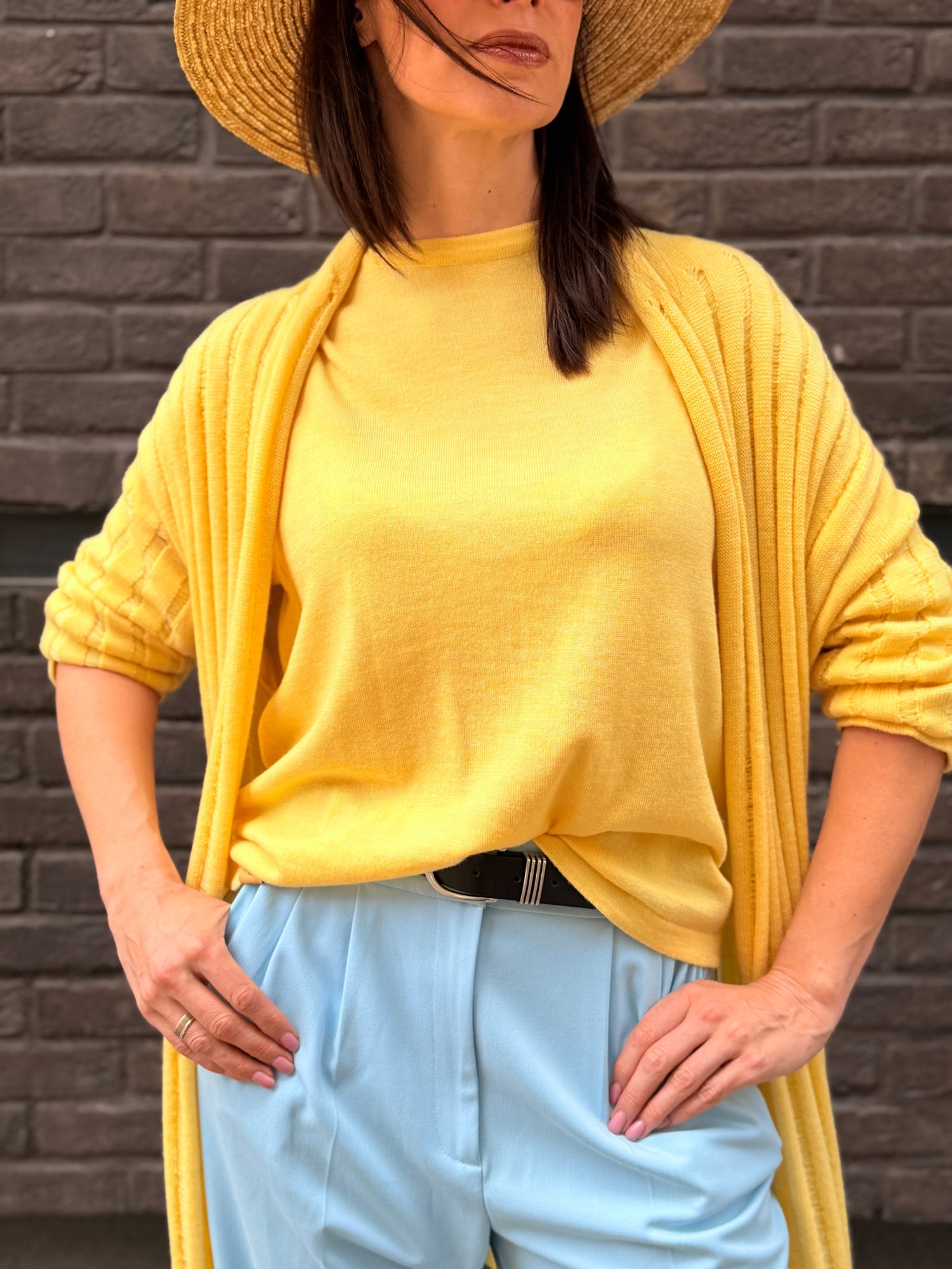Женская ярко-желтая футболка оверсайз rukav.clothing с круглым вырезом на модели в солнцезащитных очках