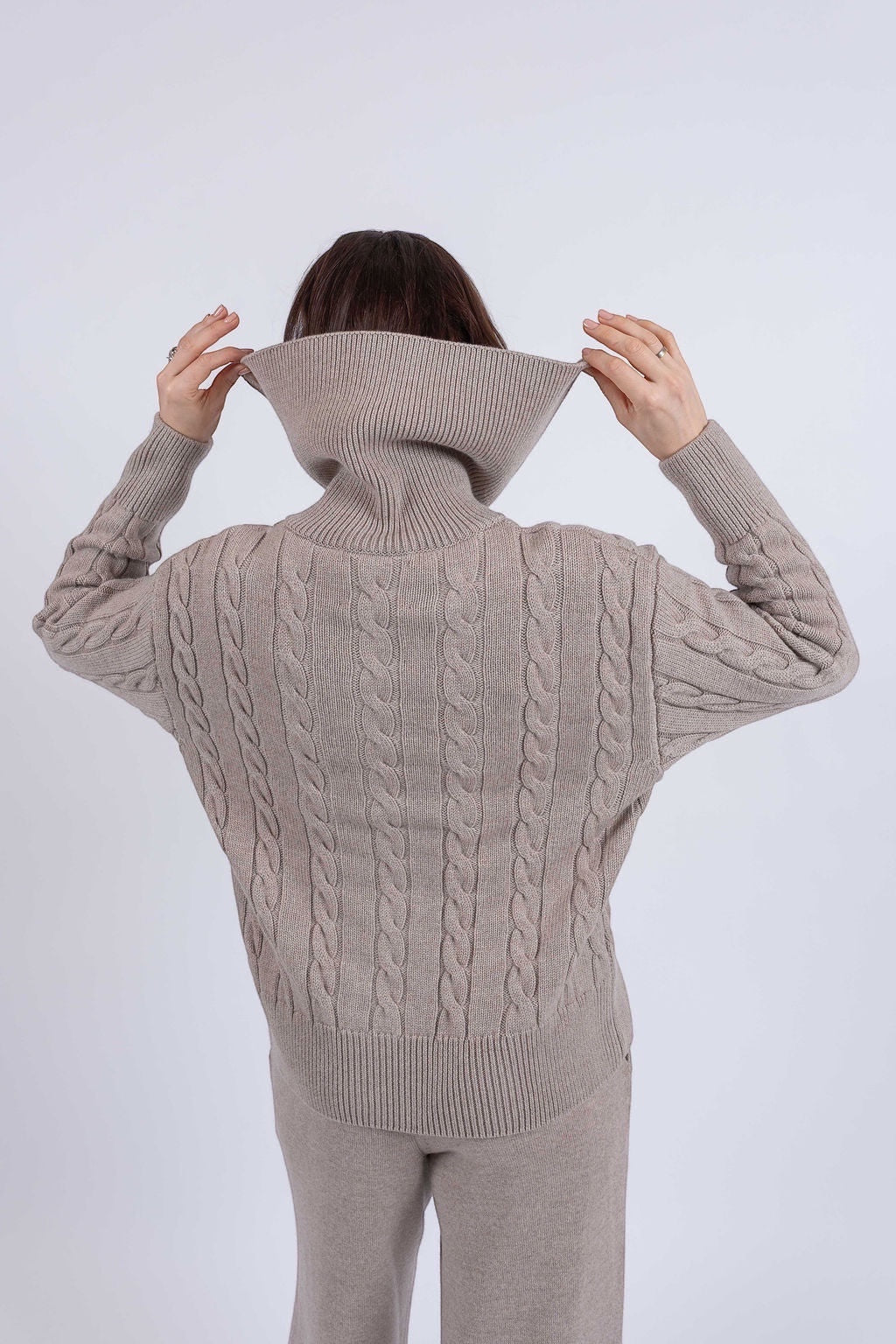 Женский кардиган rukav.clothing цвета греж из кашемировой шерсти с высоким воротником-стойкой и фактурной вязкой косами