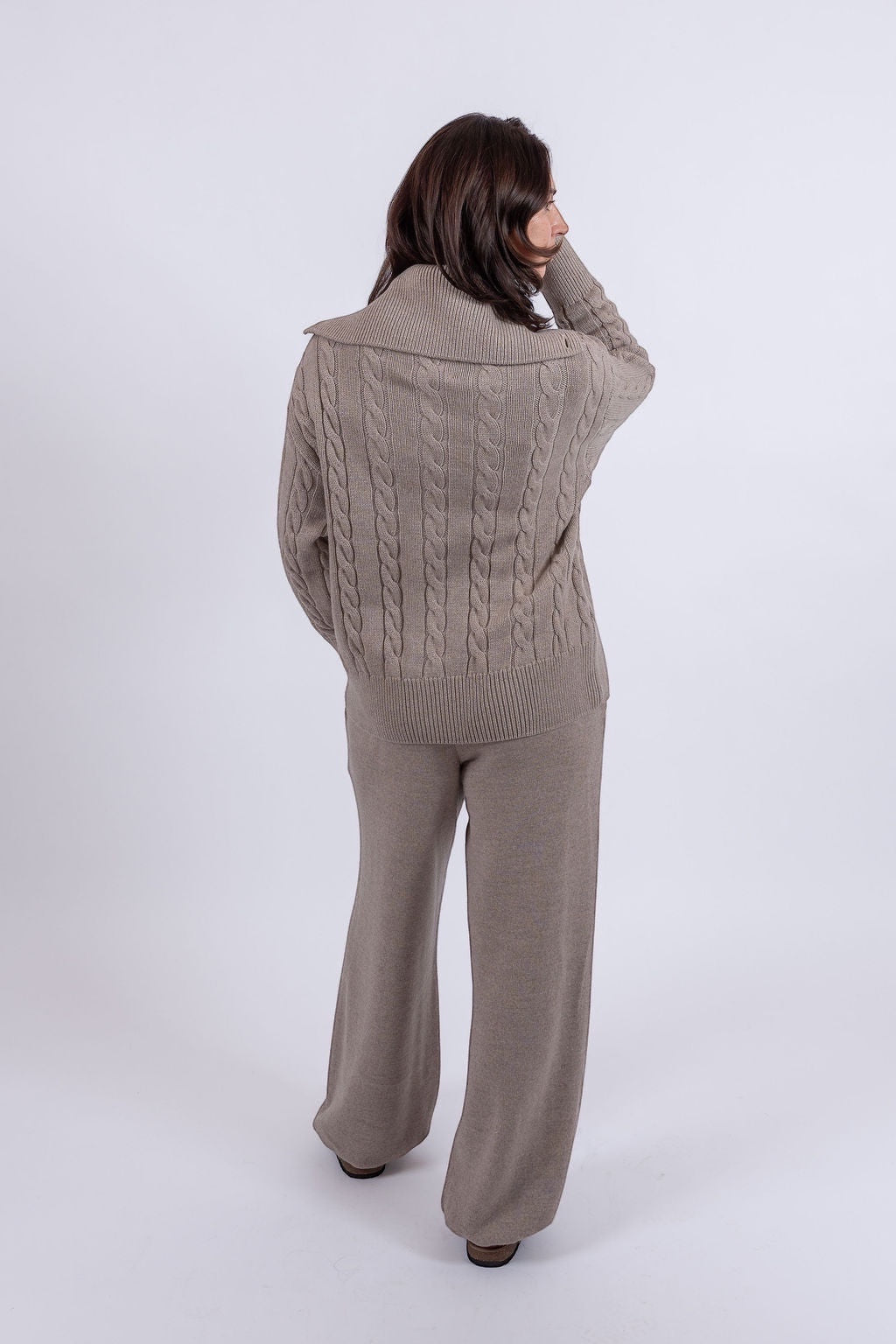 Женский кардиган rukav.clothing цвета греж из кашемировой шерсти с воротником-стойкой и фактурной вязкой косами