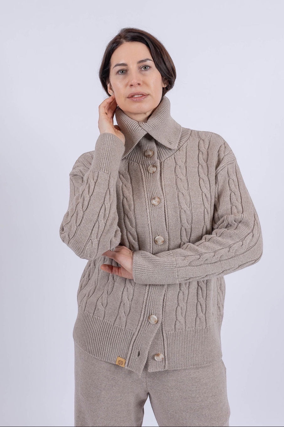 Женский кардиган rukav.clothing из кашемировой шерсти цвета серо-бежевый с воротником-стойкой и фактурной вязкой косами