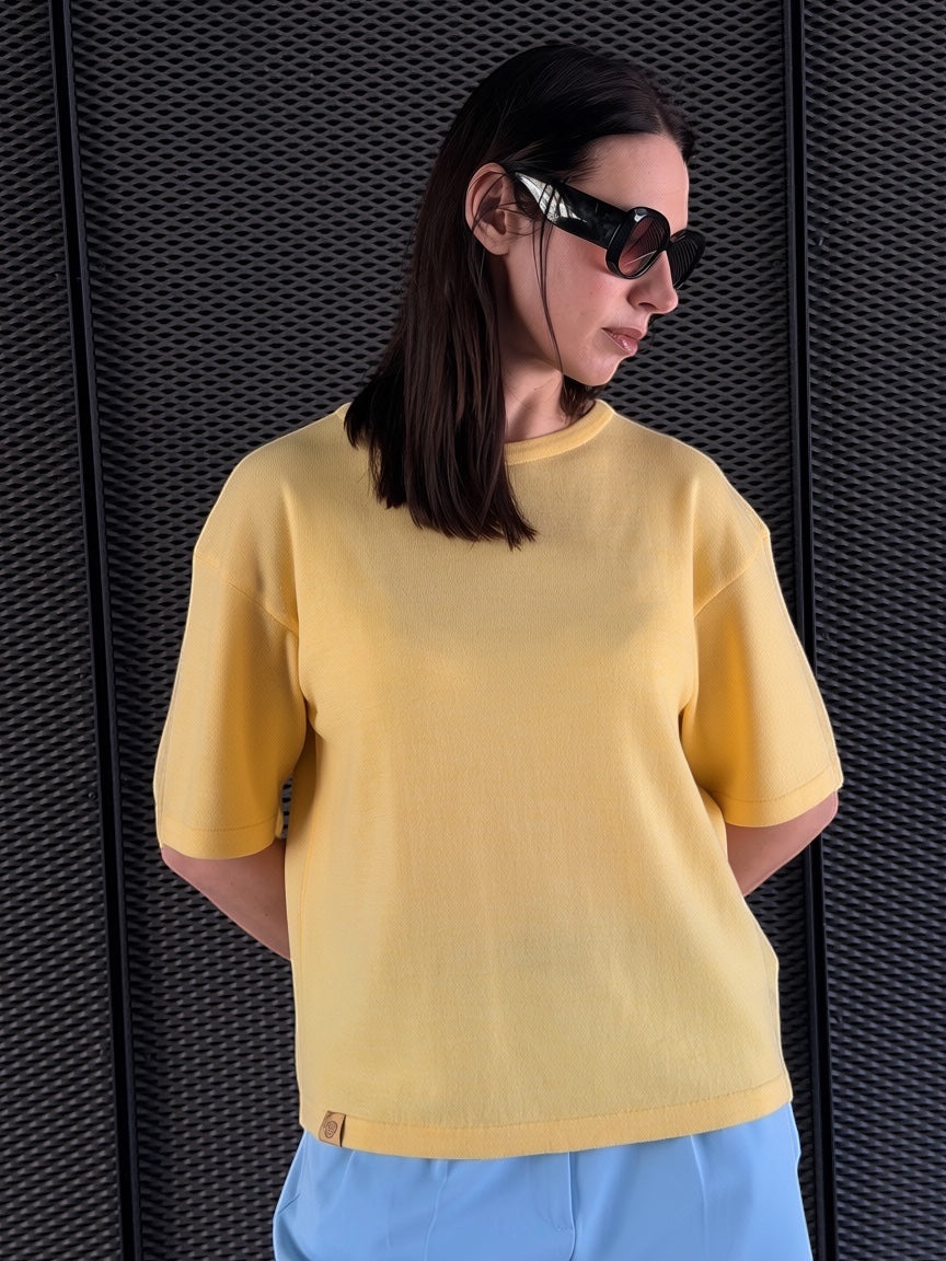 Женская ярко-желтая футболка оверсайз rukav.clothing с круглым вырезом на модели в солнцезащитных очках